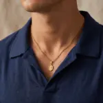 colar para homem em aco inoxidavel dourado, modelo davis com medalha com cruz