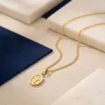 colar para homem em aco inoxidavel dourado, modelo davis com medalha com cruz