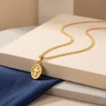 colar para homem em aco inoxidavel dourado, modelo davis com medalha com cruz