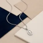 colar para homem em aco inoxidavel prateado, modelo davis com medalha com cruz