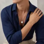 Colar masculino prateado com medalha olho turco.