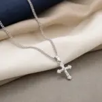 Colar para homem em aço inoxidável prateado com pendente cruz columbia