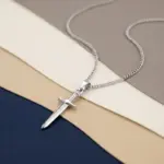 Colar para homem em aço inoxidável prateado com pendente em forma de espada