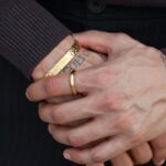 Pulseira escrava dourada para homem em aço inoxidável com acabamento martelado.