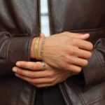 Pulseira para homem dourada estilo escrava em aço inoxidável entrelaçado.