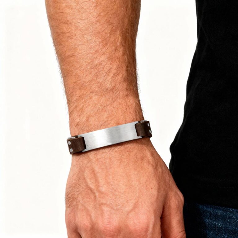 Pulseira para homem prateada com chapa para gravações personalizadas.