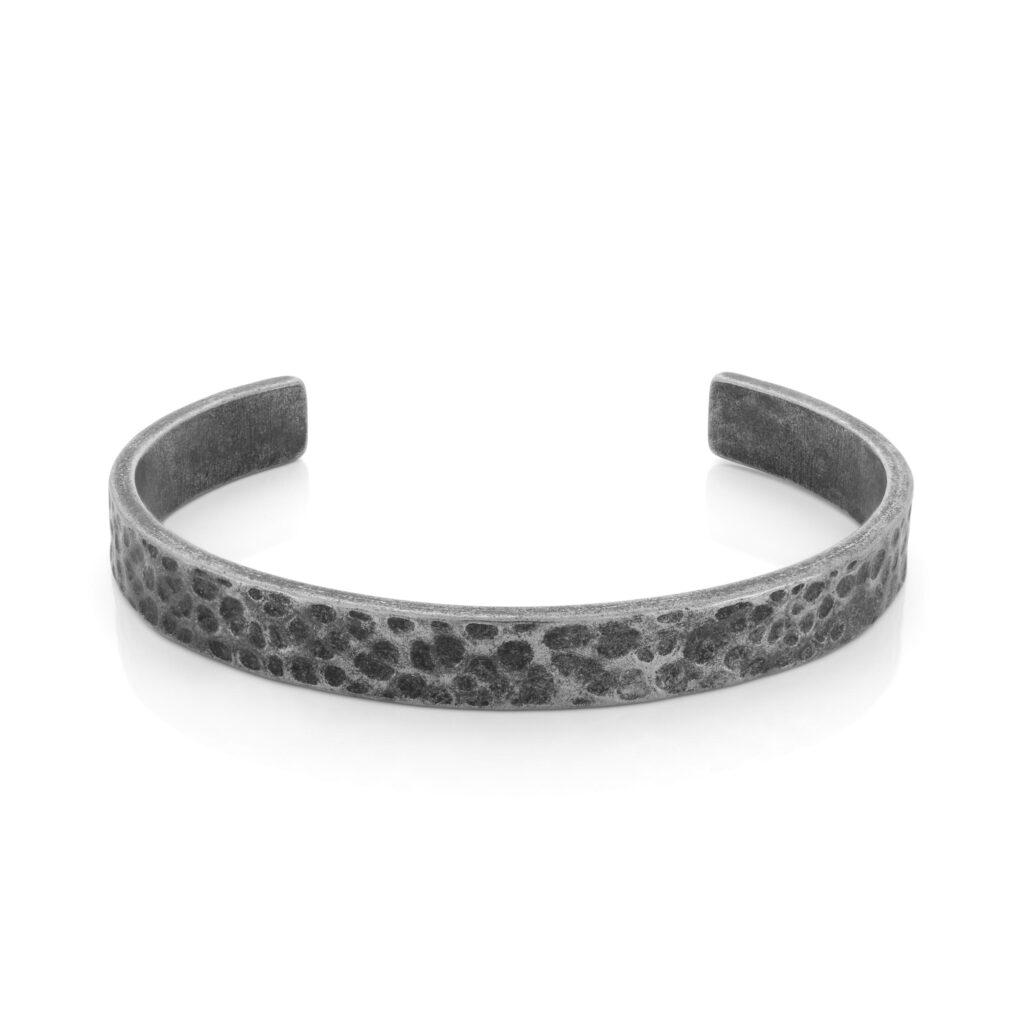 Pulseira para home estilo escrava Rockland, em aço inoxidável escurecido e escovado, da marca Twobrothers em Portugal, com detalhes e de tamanho único ajustável a todos os pulsos.