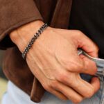 Pulseira para homem com acabamento escurecido.