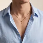 Colar para homem dourado em aço inoxidável 316L e pendente com inicial cravada