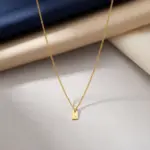 Colar para homem dourado em aço inoxidável 316L e pendente com inicial cravada