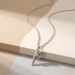 Colar para homem em aço inoxidável prateado com pendente gun