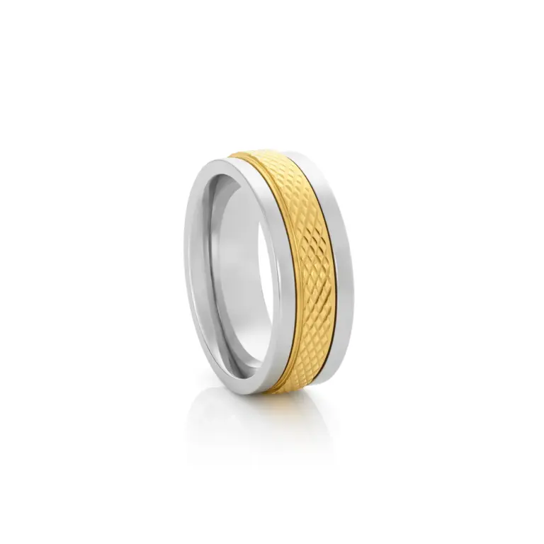 Anel para homem em aço inoxidável prateado com centro giratório dourado.