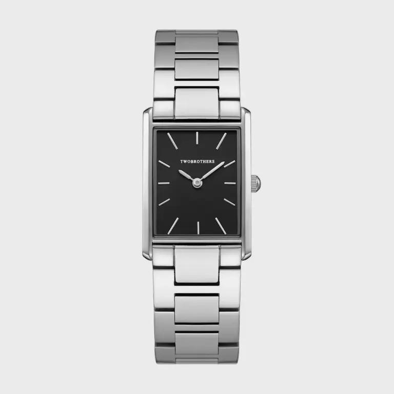 Relógio para homem, com mostrador retangular preto e bracelete em aço inoxidável com elos.