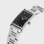 elógio para homem, com mostrador retangular preto e bracelete em aço inoxidável com elos.
