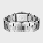 elógio para homem, com mostrador retangular preto e bracelete em aço inoxidável com elos.