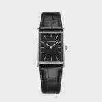 Relógio para homem, com mostrador retangular preto e bracelete em pele preta.