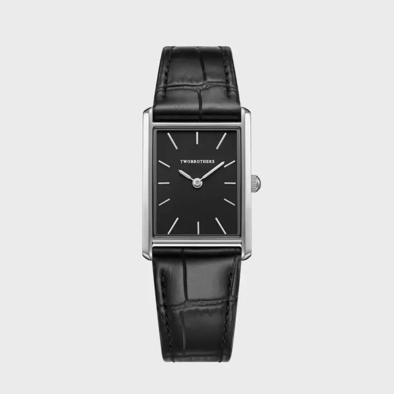 Relógio para homem, com mostrador retangular preto e bracelete em pele preta.