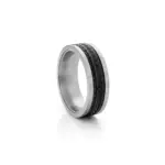 Anel para homem em aço inoxidável com centro giratório. Anel para homem prateado e com centro em preto.