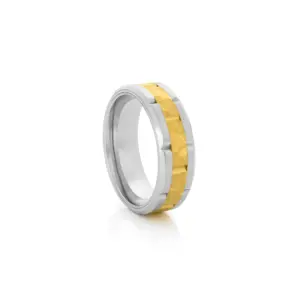 Anel para homem em aço inoxidável prateado e dourado no centro.